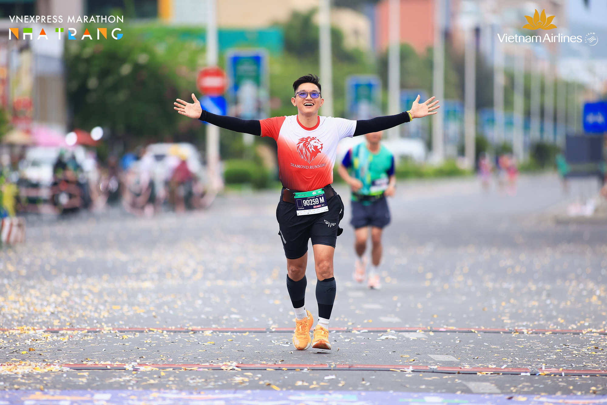 Phạm Đức Anh ăn mừng hoàn thành giải Full Marathon thứ 4
